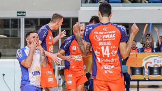 Rogerinho (de branco, à esquerda), hoje no Minas, e Douglas Souza (camisa 14, de laranja), hoje no Cruzeiro; comemoram juntos ponto do São José na temporada 2022/23 (foto: Reprodução/Instagram)