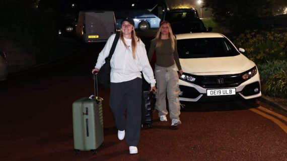 Vitória Calhau e Isa Haas, zagueiras do Cruzeiro, em chegada a Manchester, na Inglaterra, para apresentação à Seleção Brasileira (foto: Lívia Villas Boas/CBF)