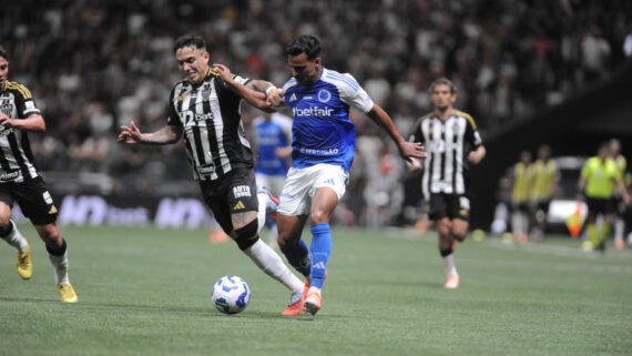 Saravia disputa bola com Kaiki em Atlético x Cruzeiro (foto: Alexandre Guzanshe/EM/D.A. Press)