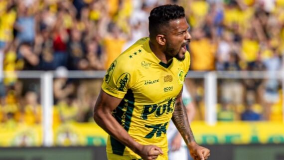 Reinaldo comemora gol do Mirassol (foto: JP Pinheiro/Agência Mirassol)