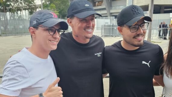 Edu (centro) posa para foto ao lado de torcedores em frente ao Maracanã (foto: João Victor Pena/Cruzeiro)