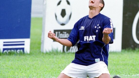 Marcelo Ramos fez os dois gols do Cruzeiro na vitória por 2 a 0 sobre o Goiás no Brasileirão de 2002 (foto: Auremar de Castro/Estado de Minas - 17/11/2002)