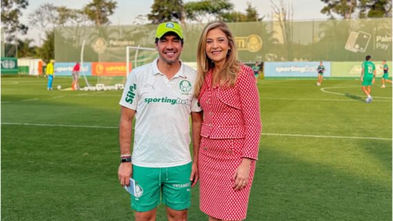Abel Ferreira e Leila Pereira posando para a foto em campo aberto (foto: Divulgação/Leila Pereira)