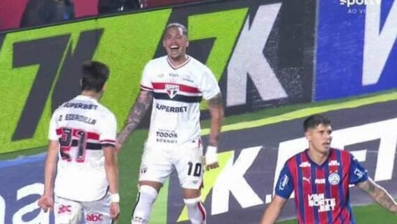 Luciano marca pela 100° vez pelo São Paulo no triunfo diante do Bahia (foto: Foto: Miguel Schincariol / São Paulo)