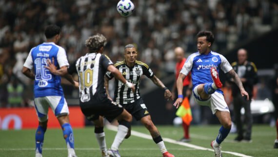 Jogadores de Atlético e Cruzeiro durante partida de ida da Copa do Brasil, na Arena MRV (foto: Edesio Ferreira/EM/D.A. Press)