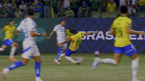 Momento em que Gustavo Gómez, do Palmeiras, atingiu Wanderson, do Cruzeiro (foto: Reprodução)