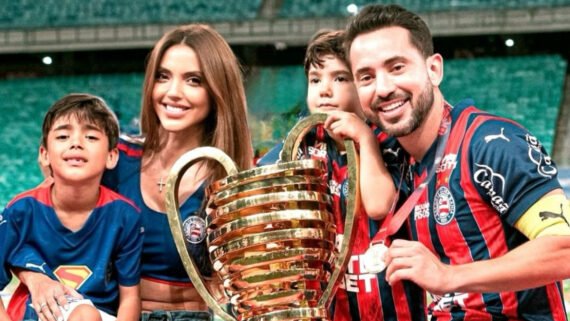 Everton Ribeiro com a família após título da Copa do Nordeste (foto: Reprodução)
