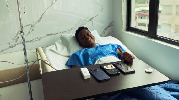 Cazares sorri após cirurgia bem sucedida (foto: Reprodução)