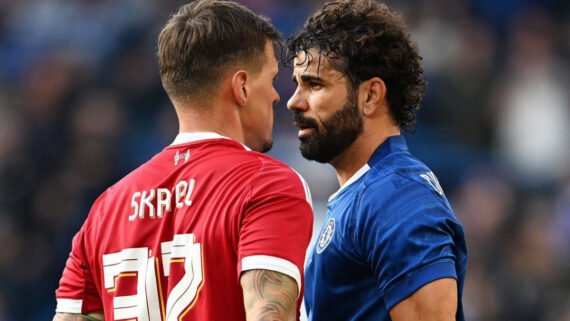 Skrtel e Diego Costa, ex-Atlético, discutiram em jogo de lendas entre Chelsea e Liverpool (foto: Reprodução/Redes sociais)