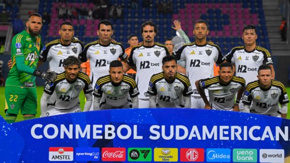 Jogadores do Atlético perfilados (foto: Rodrigo Buendía/AFP)