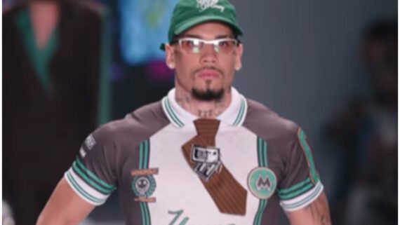 Atacante Paulinho do Palmeiras desfilando (foto: Divulgação/Dario Mittmann Shop)