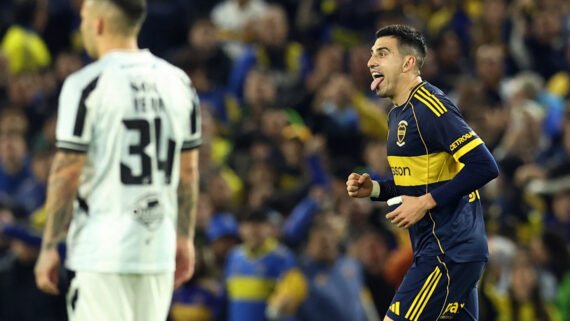 Rodrigo Battaglia em ação pelo Boca Juniors (foto: ALEJANDRO PAGNI / AFP)