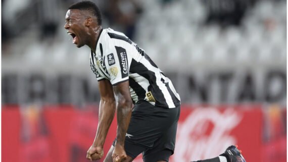 Patrick de Paula, ex-Botafogo, comemorando após gol pelo clube (foto: Divulgação/Botafogo)