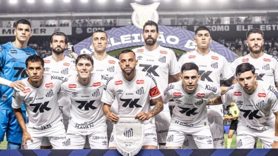 Jogadores do Santos antes de partida pelo Campeonato Brasileiro (foto: Raul Baretta/ Santos)