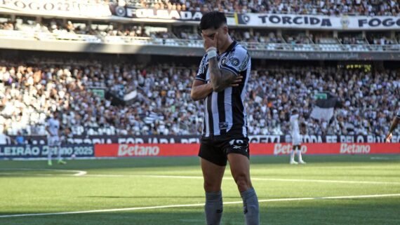 Joaquin Correa comemora golaço pelo Botafogo (foto: Vitor Silva/Botafogo)