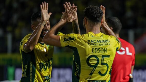 Reinaldo cumprimenta companheiro (foto: JP Pinheiro/Agência Mirassol)