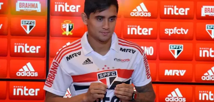 Ex-meia do São Paulo encerra carreira aos 26 anos e desabafa
