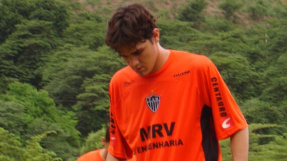 O zagueiro Lima durante treino do Atlético em 2006 (foto: Alex Rocha)