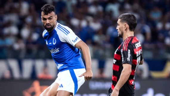 Fabrício Bruno, zagueiro do Cruzeiro, em confronto com o Flamengo (foto: Gustavo Aleixo/Cruzeiro)