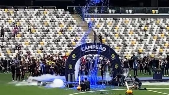 Festa do Atlético Sub-17 teve fitas azuis e fumaça branca, cores alusivas a rivais (foto: Rafael Cyrne/No Ataque)