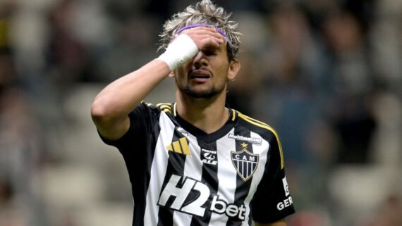 Gustavo Scarpa lamenta pênalti perdido em classificação do Atlético às oitavas de final da Sul-Americana (foto: DOUGLAS MAGNO/AFP)