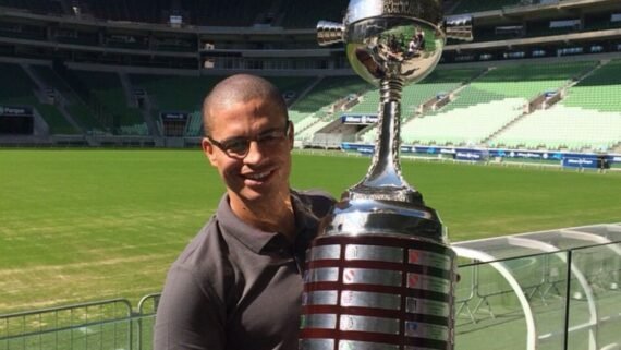 Alex com a taça da Libertadores (foto: Divulgação/Alex)
