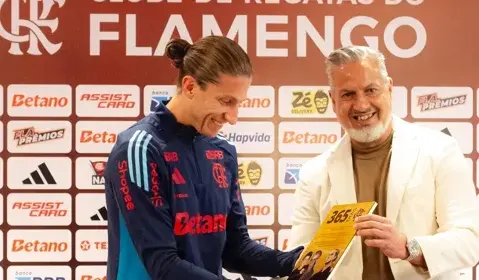 Filipe Luís é homenageado e deve renovar com o Flamengo