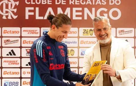 Filipe Luís é homenageado e deve renovar com o Flamengo