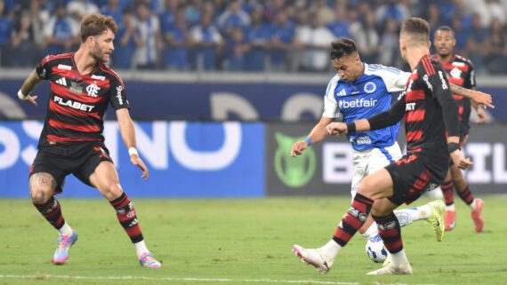 Jogadores de Cruzeiro e Flamengo em duelo pelo Brasileiro (foto: Ramon Lisboa/EM/D.A. Press)