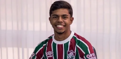 Fluminense firma contrato com promissor trio da base até 2028