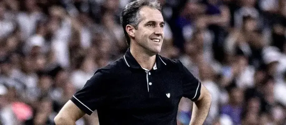 Fluminense vence o Ceará com lance polêmico e Léo Condé detona arbitragem