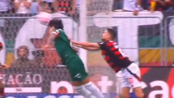 Gómez (à esquerda) e Jorginho (à direita) protagonizaram lance polêmico em Flamengo x Palmeiras pelo Brasileiro (foto: Reprodução/Grupo Globo)