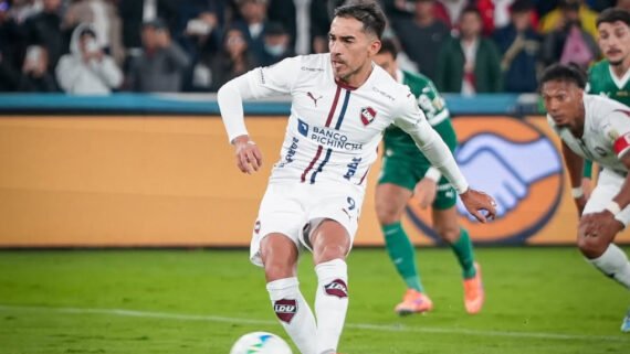 Alzugaray cobra pênalti para marcar segundo gol da LDU sobre o Palmeiras (foto: Divulgação/LDU)