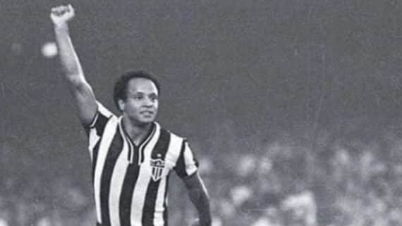 Reinaldo, ídolo do Atlético-MG, fazendo o gesto do punho cerrado (foto: Reprodução/Instagram)