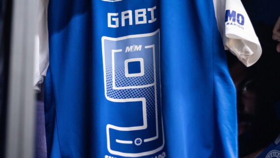 Gabi veste a camisa 9 do Cruzeiro (foto: Gustavo Aleixo/Cruzeiro)