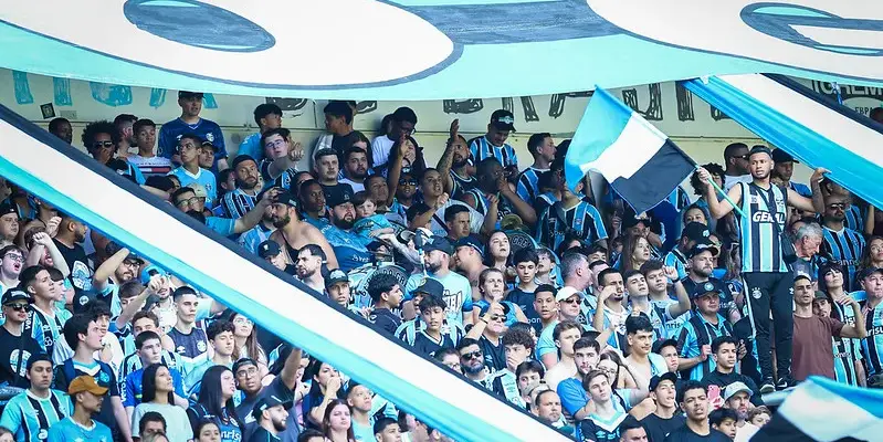 Grêmio goleia em jogo-treino e coloca 14 mil torcedores mesmo com 13º lugar no Brasileirão