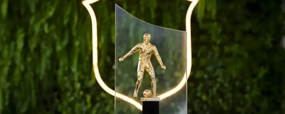 Grêmio recebe taça da Supercopa do Brasil em cerimônia da CBF