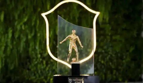 Grêmio recebe taça da Supercopa do Brasil em cerimônia da CBF