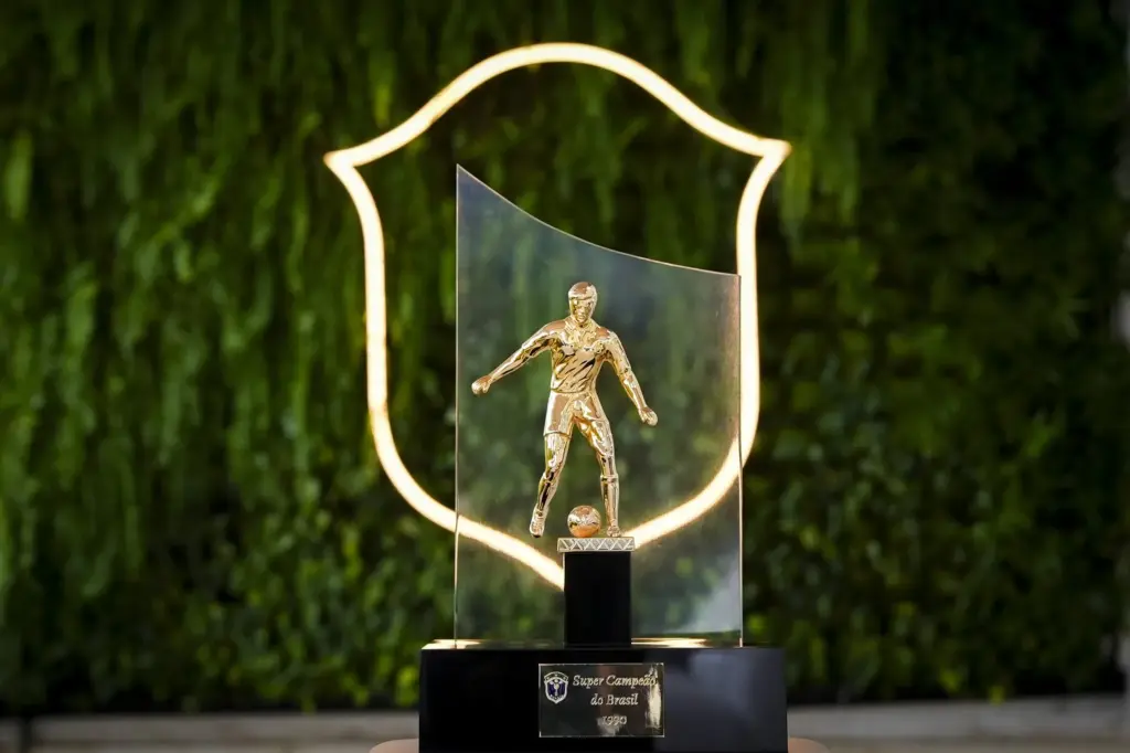 Grêmio recebe taça da Supercopa do Brasil em cerimônia da CBF (Foto: Divulgação)