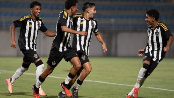 Jogadores do Atlético sub-17 comemoram gol (foto: Fabio Pinel/Atlético)