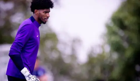 Hugo Souza faz 1º treino com bola no Corinthians, mas retorno ainda é incerto