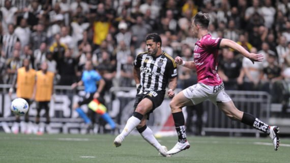 Momento em que Hulk chutou para fazer gol pelo Atlético (foto: Alexandre Guzanshe/EM/DA.Press)