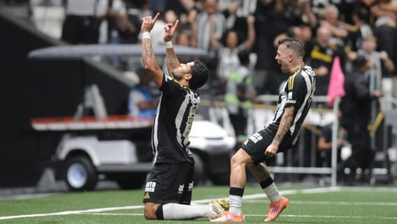 Hulk comemora gol com Bernard pelo Atlético diante do Independiente del Valle, na Arena MRV (foto: Alexandre Guzanshe/EM/D.A. Press)