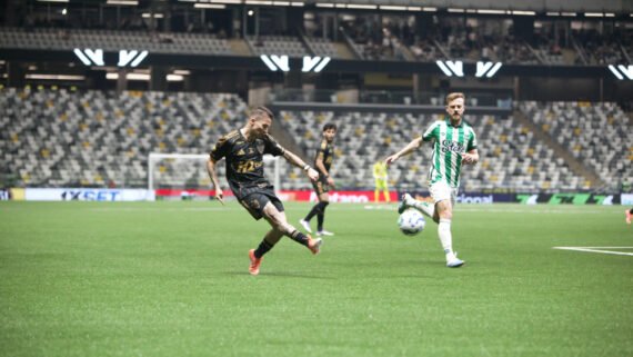 Bernard, meia-atacante do Atlético, tenta cruzamento diante do Juventude (foto: Edésio Ferreira/EM/D.A. Press)