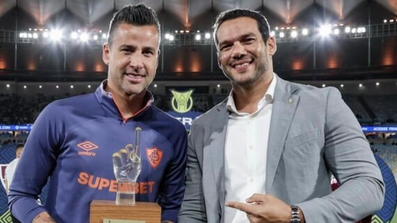 Fábio recebe presente das mãos de Samir Xaud, presidente da CBF (foto: Marcelo Gonçalves/Fluminense)