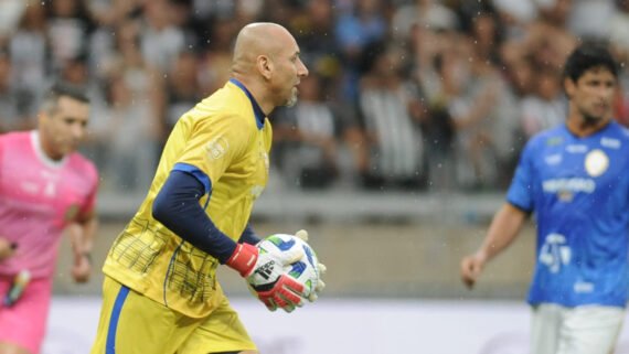 Gomes, ex-goleiro do Cruzeiro, no Desafio de Gigantes - partida comemorativa entres time de Alex e Ronaldinho (foto: Alexandre Guzanshe/EM/D.A. Press)