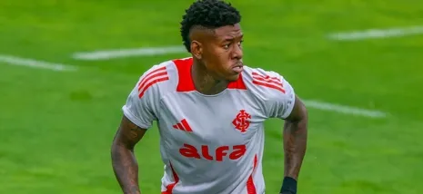 Internacional aposta em linha de três zagueiros no Brasileirão