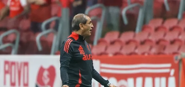 Internacional muda esquema da zaga e projeta defesa mais sólida no Brasileirão