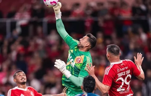 Internacional volta a contar com Ivan, ex-Ponte Preta, após 637 dias