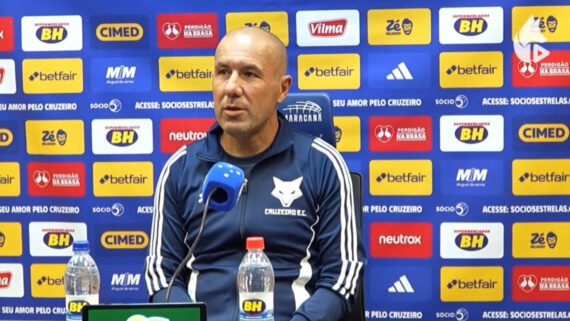 Leonardo Jardim comanda o Cruzeiro desde fevereiro de 2025 (foto: Reprodução/TV Cruzeiro)